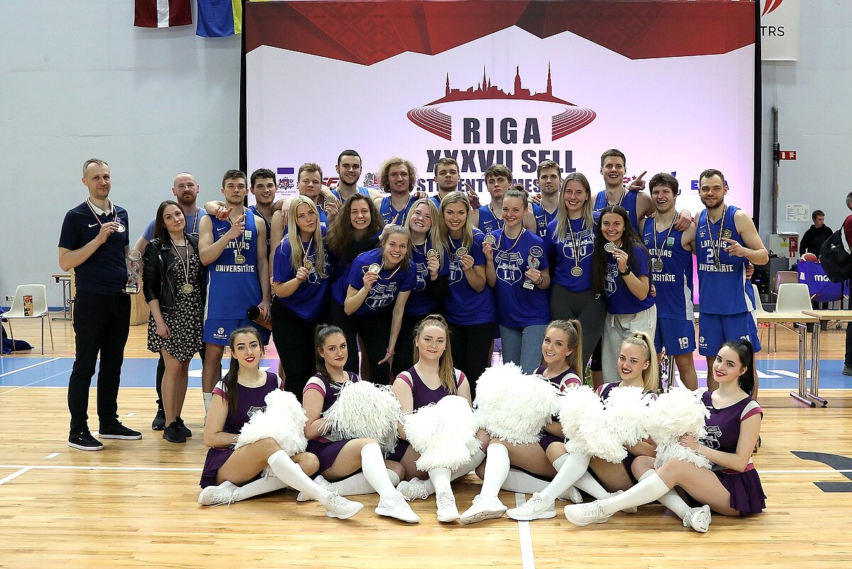 Attēlā: LU vīriešu un sieviešu basketbola komanda, un LU karsējmeitenes