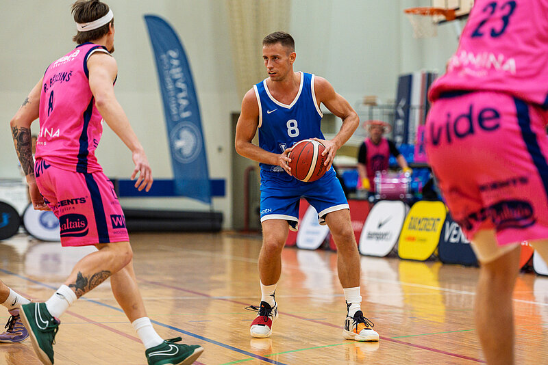 LU basketbola komanda aizvadīja labdarības spēli pret "Rīgas Zeļļiem"